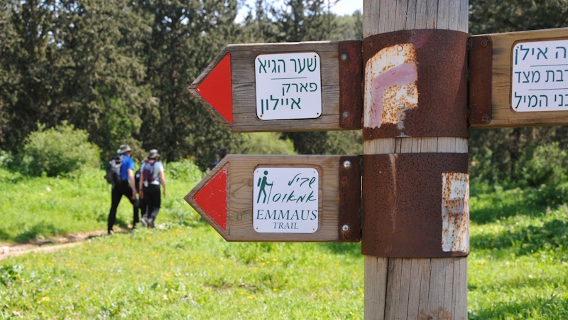 Vgvisare fr Emmausstigen och tv vandrare p vg dit.