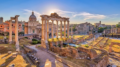Ruiner och basilika i hj�rtat av antika Rom vid Forum Romanum, den nedg�ende solen kastandes l�nga skuggor.