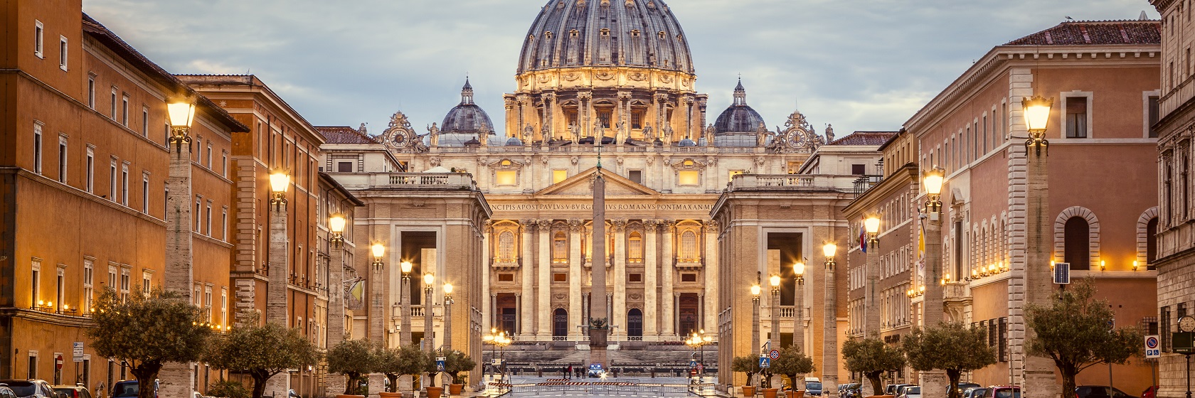 Peterskyrkan i kv�llningen fr�n Via della Conciliazione.