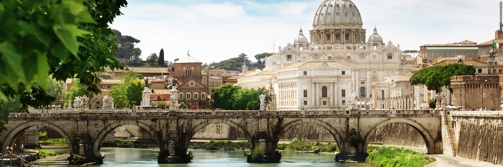 Vy över floden Tibern och Peterskyrkan som lyser vitaktigt.