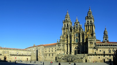 Katedralen i Santiago de Compostela mot klarblå himmel.