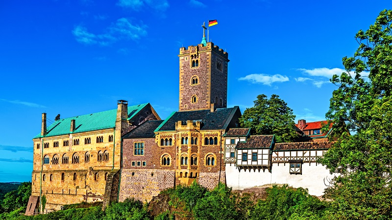 Fasad av borgen Wartburg mot klarbl himmel, dr Martin Luther versatte Bibeln till tyska.