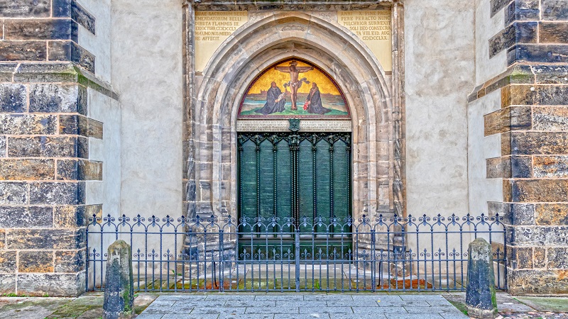 Den ber�mda kyrkporten i Wittenberg d�r Luther spikade upp sina 95 teser som nu finns ingraverade i d�rren.