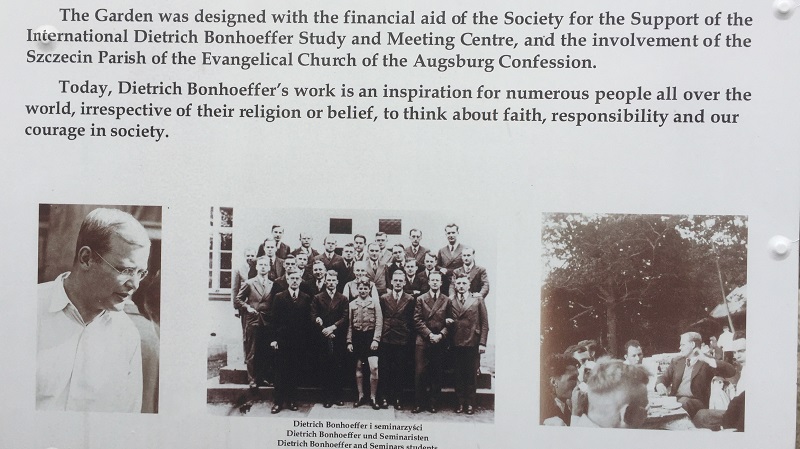 Avfotografering av museiinformation om Dietrich Bonhoeffer.