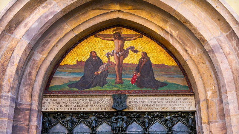 Mosaik över den berömda kyrkporten i Wittenberg där Luther spikade upp sina 95 teser som nu finns ingraverade i dörren.